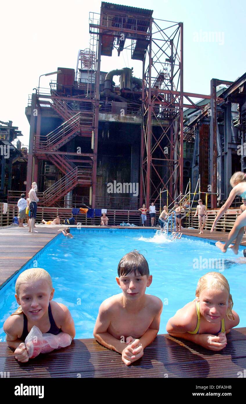 Kinder Baden in zwei Industrie-Container, die als Schwimmbäder mitten im Gebiet der alten Kokerei Zollverein in Essen am 6. August 2003 neu organisiert worden sind. Stockfoto
