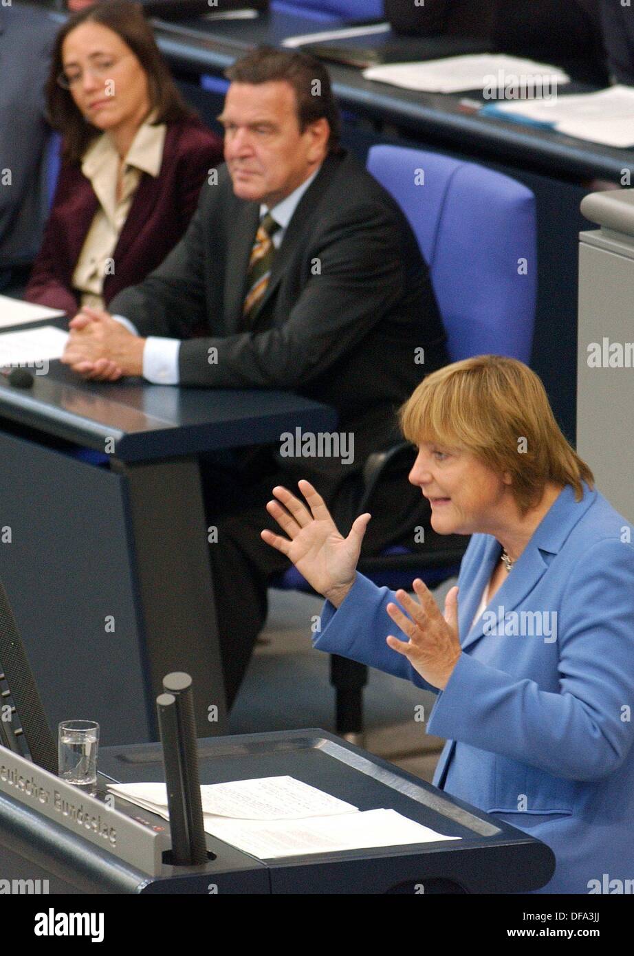 CDU-Vorsitzende Angela Merkel hält eine Rede im Deutschen Bundestag am 25. September 2003, hinter ihr Bundeskanzler Gerhard Schröder (SPD). Stockfoto
