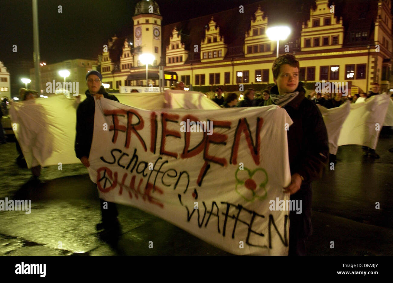 Ein paar hundert Menschen demonstrieren gegen den Krieg in Afghanistan nach dem Friedensgebet in der Nicolai-Church in Leipzig, Deutschland. 29. Oktober 2001 übernommen. Stockfoto