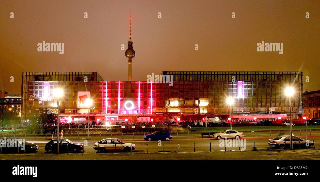 Blick auf den Palast der Republik in Berlin, fotografiert am 1. Oktober 2004. Stockfoto