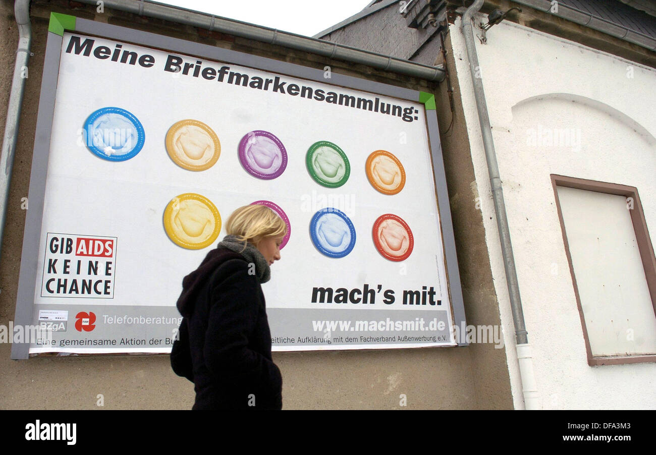 Eine junge Frau geht vorbei an einem Werbeplakat der Menschen, Kondome zu benutzen, um AIDS zu verhindern, dass am 9. Februar 2005 aufgefordert. Stockfoto