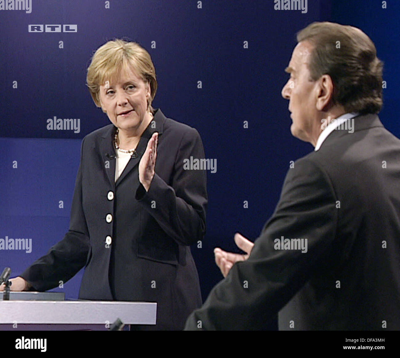Bundeskanzler Gerhard Schröder und CDU-Vorsitzende und Kanzlerkandidat Angela Merkel bei ihrem TV Duell am 4. September 2005. Zur Bundestagswahl findet am 18. September 2005 statt. Stockfoto