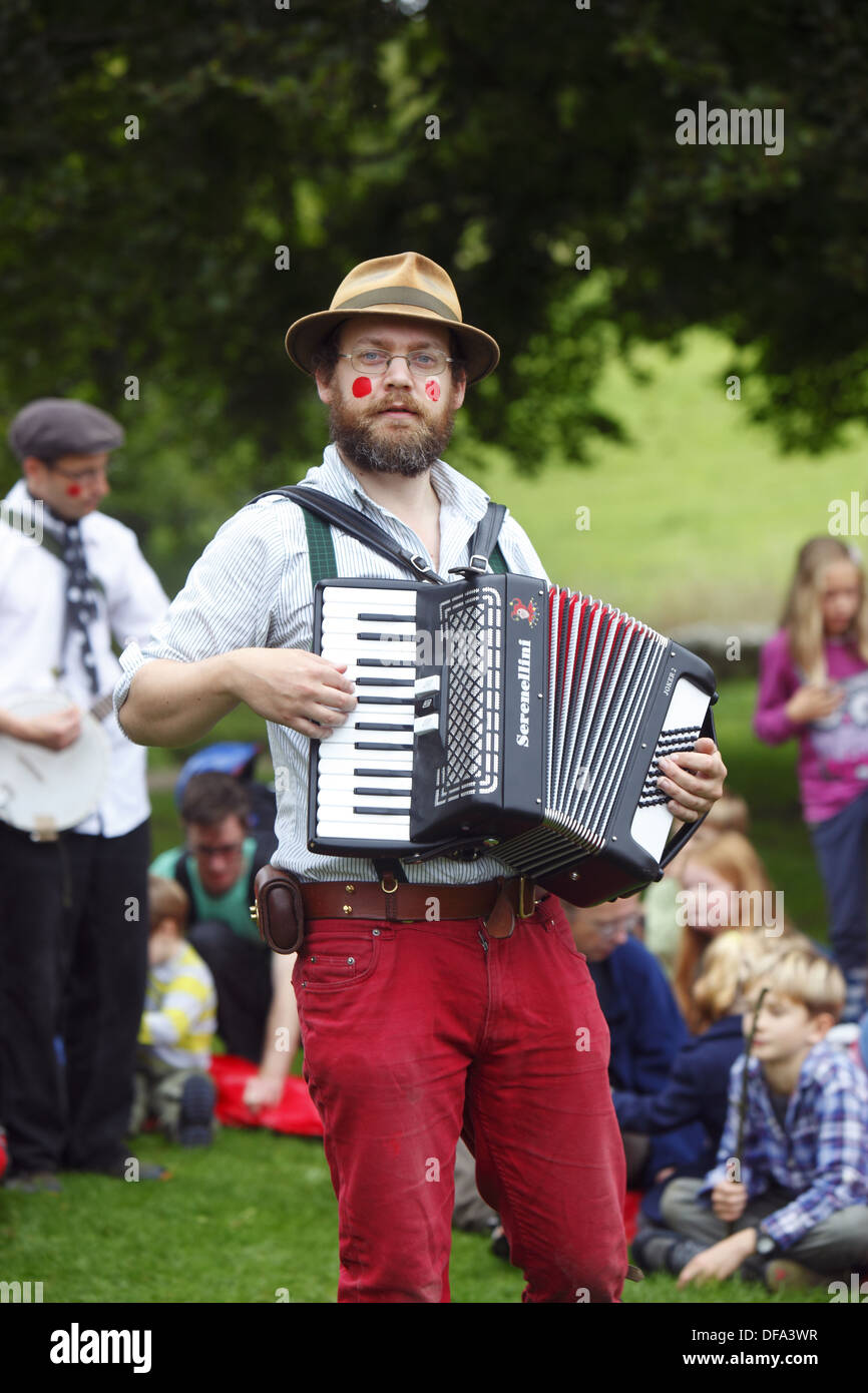 Die Brighton Kukeri (auch bekannt als Tipteers) führen Pferd spielen am Stanmer Park, während Apple Day, Brighton, East Sussex. Stockfoto