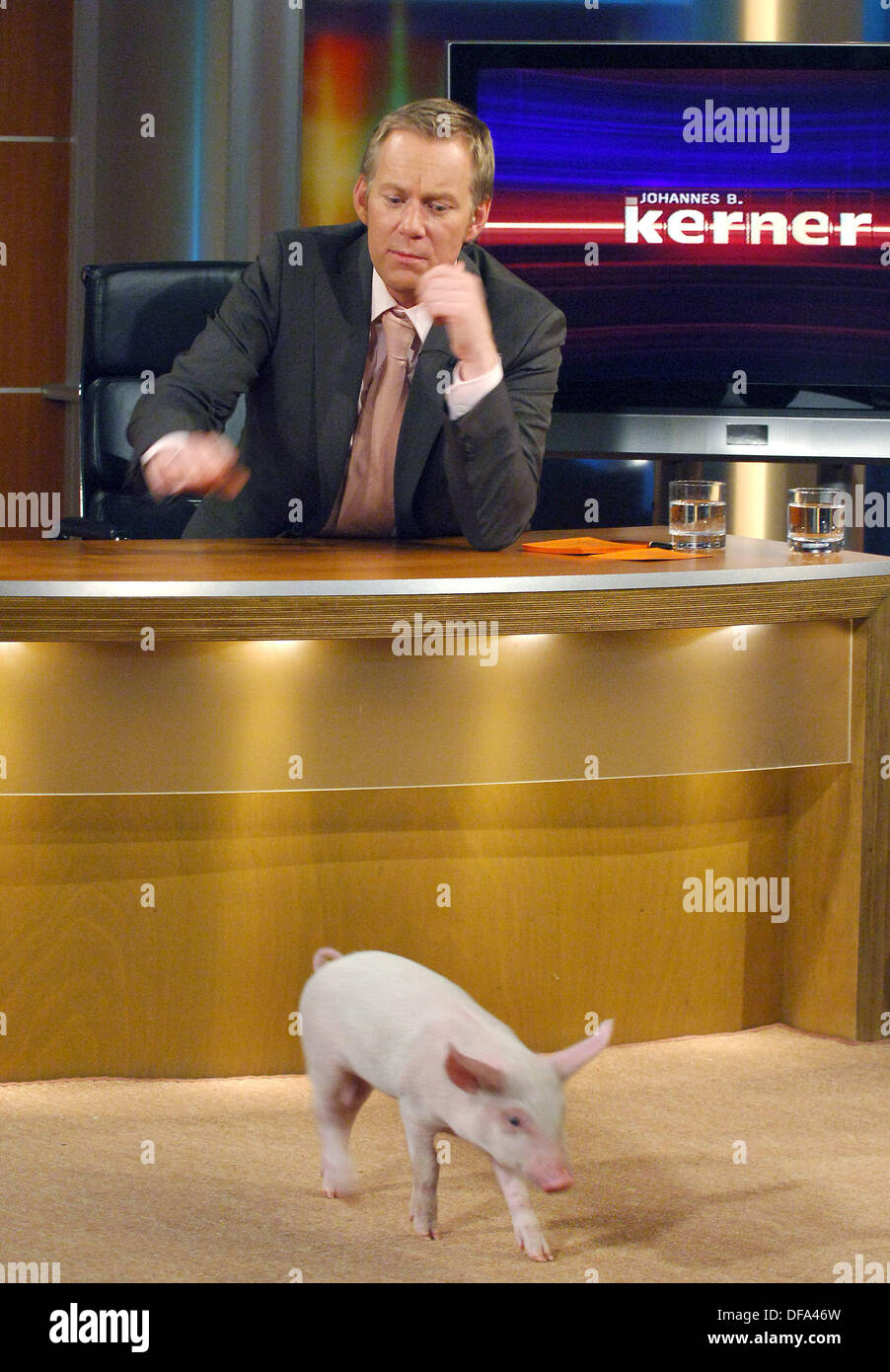 Moderatorin Johannes B. Kerner und "Rasse Schwein Rudi" während seiner Show am 13. März 2007. Stockfoto