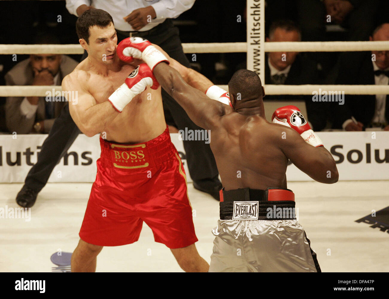 Boxer Wladimir Klitschko (l) und Ray Austin (r) während der Weltmeisterschaft kämpfen in Mannheim am 10. März 2007. Stockfoto