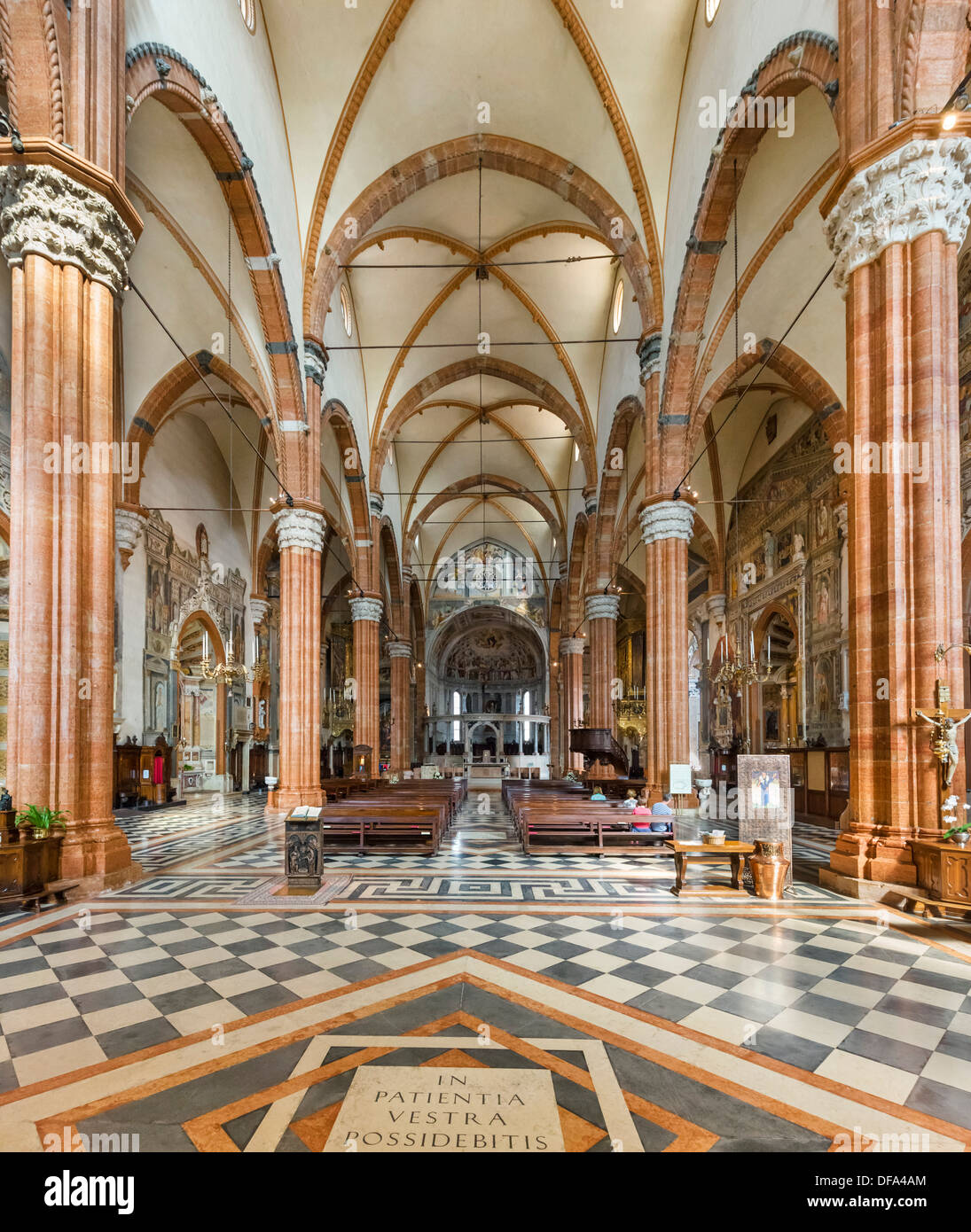 Innenraum der Duomo di Verona (Kathedrale von Santa Maria Matricolare), Verona, Veneto, Italien Stockfoto