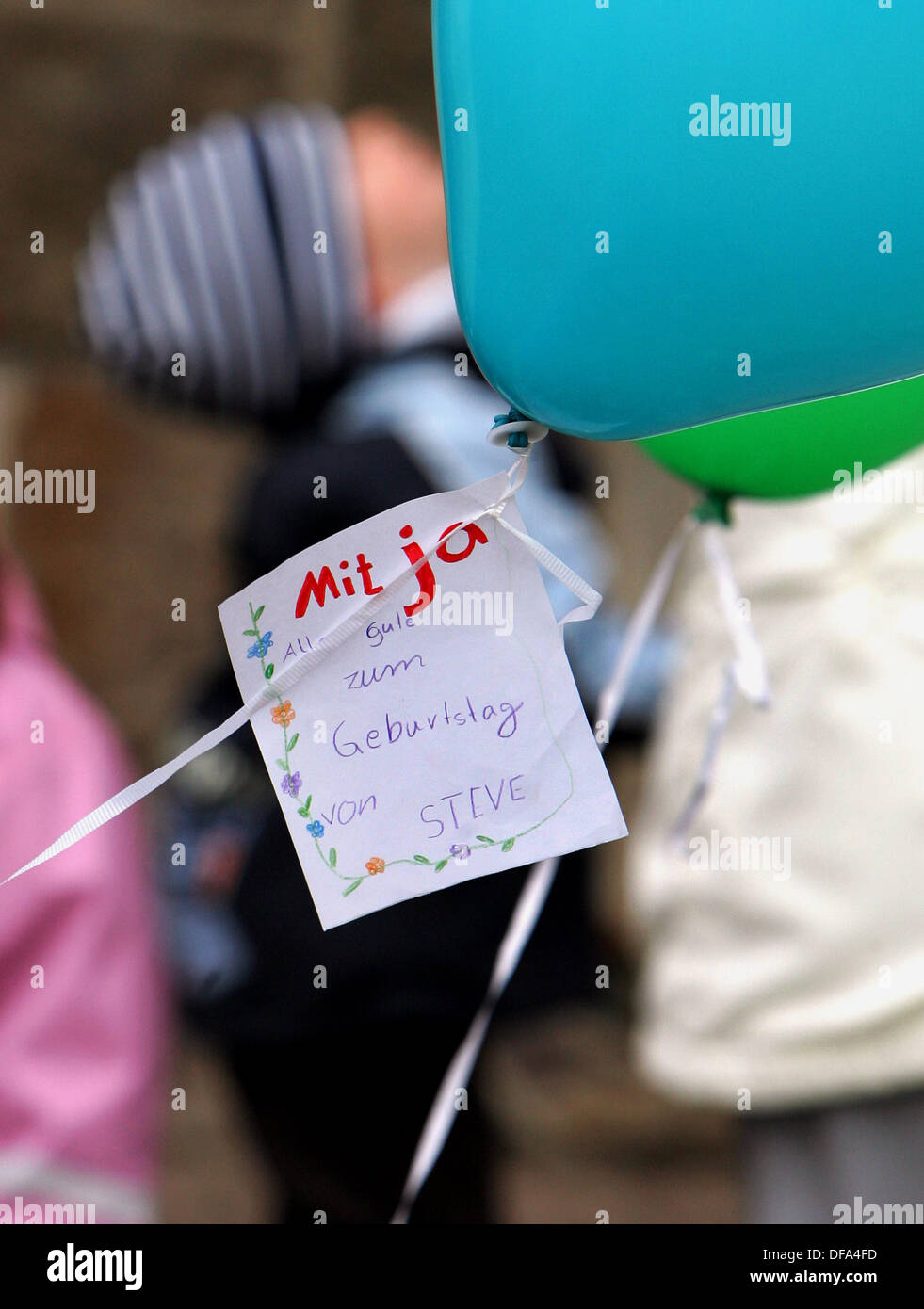Lehrer und Schüler gedenken Mitja am 15. März 2007, die missbraucht und am 22. Februar 2007 getötet wurde. Die Kinder Noten auf Ballons befestigt und lassen Sie sie in den Himmel steigen. Mitja würde seinen 10. Geburtstag gefeiert. Stockfoto