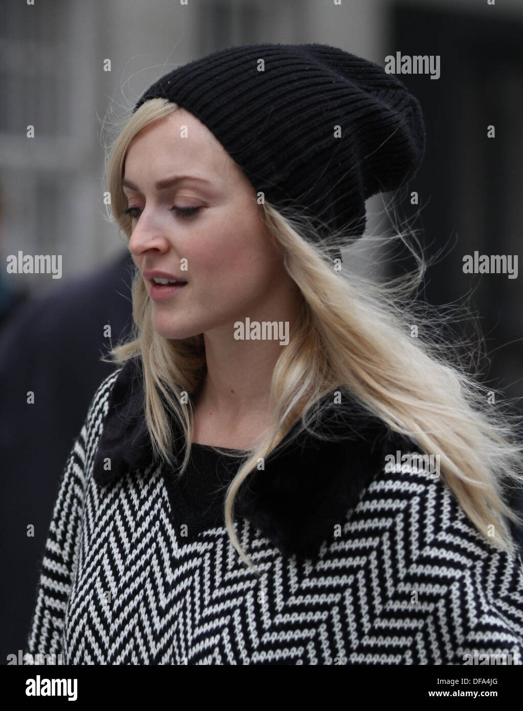 London, UK, 1. Oktober 2013. BBC Radio 1 Moderatorin Fearne Cotton gesehen verlassen den BBC-Studios in London © WFPA/Alamy Live neu Stockfoto