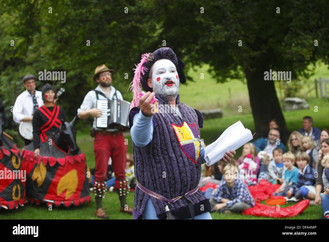 Die Brighton Kukeri (auch bekannt als Tipteers) führen Pferd spielen am Stanmer Park, während Apple Day, Brighton, East Sussex. Stockfoto