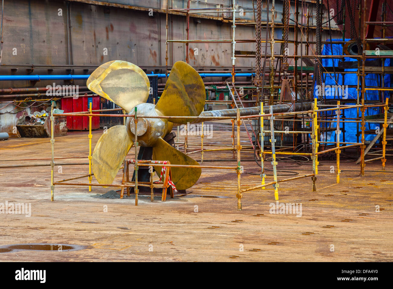 Der Propeller eines Schiffes in einem Trockendock vorbereitet für Wartung funktioniert. Stockfoto