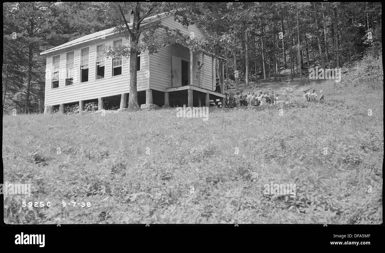 Dieses Foto bietet eine malerische Aussicht auf eine Stadt, die das Layout und die umliegende Landschaft erfasst und einen Schnappschuss des historischen und geografischen Kontextes bietet. Stockfoto