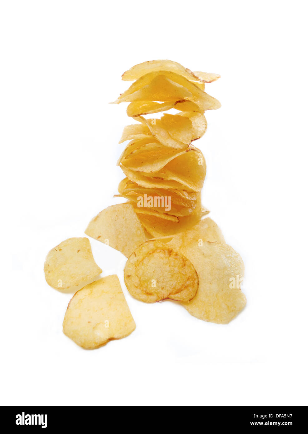 Eine Auswahl an gesalzenen Chips auf einem weißen Hintergrund. Stockfoto