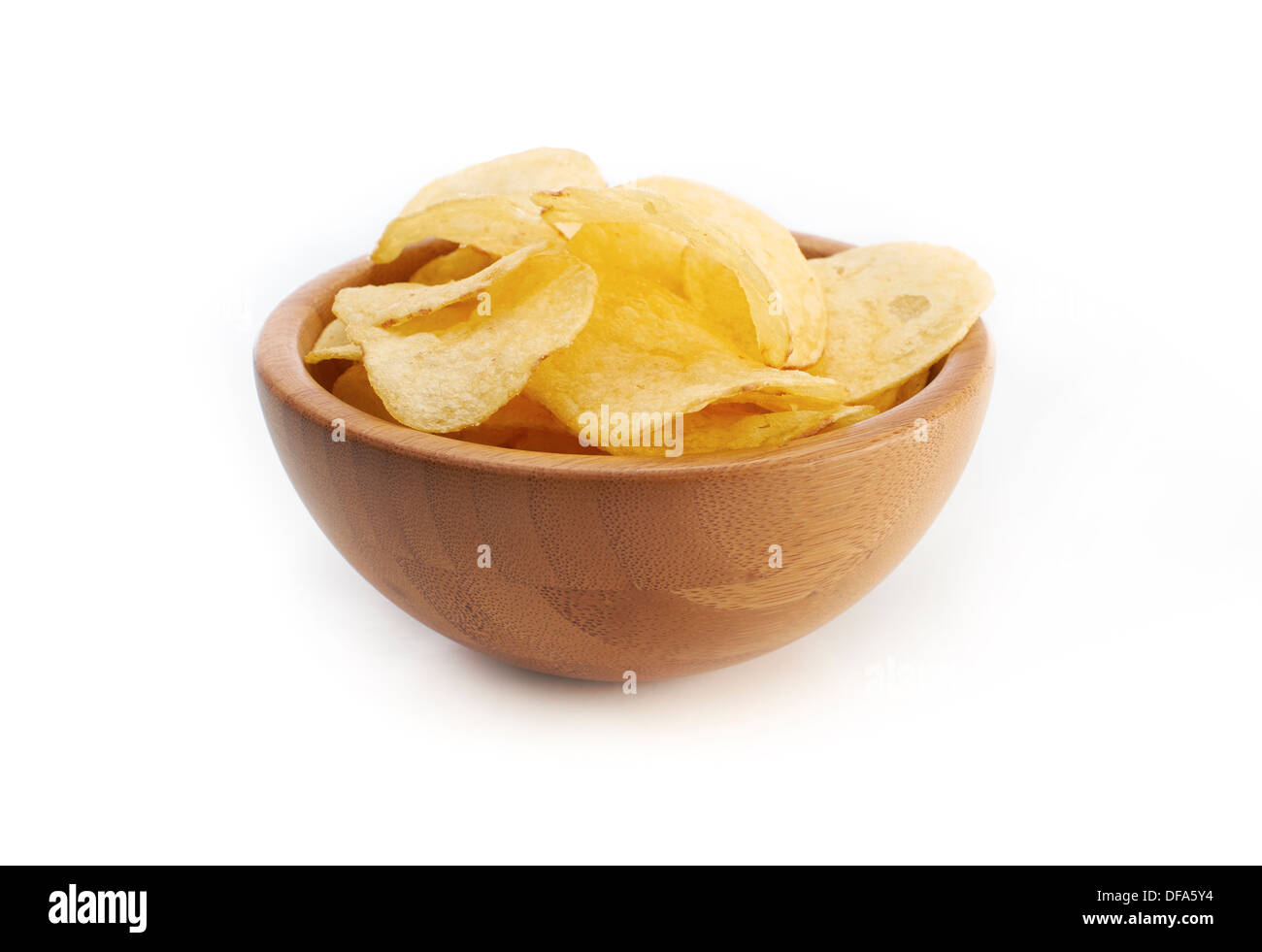 Eine Schüssel mit gesalzenen Chips auf einem weißen Hintergrund. Stockfoto