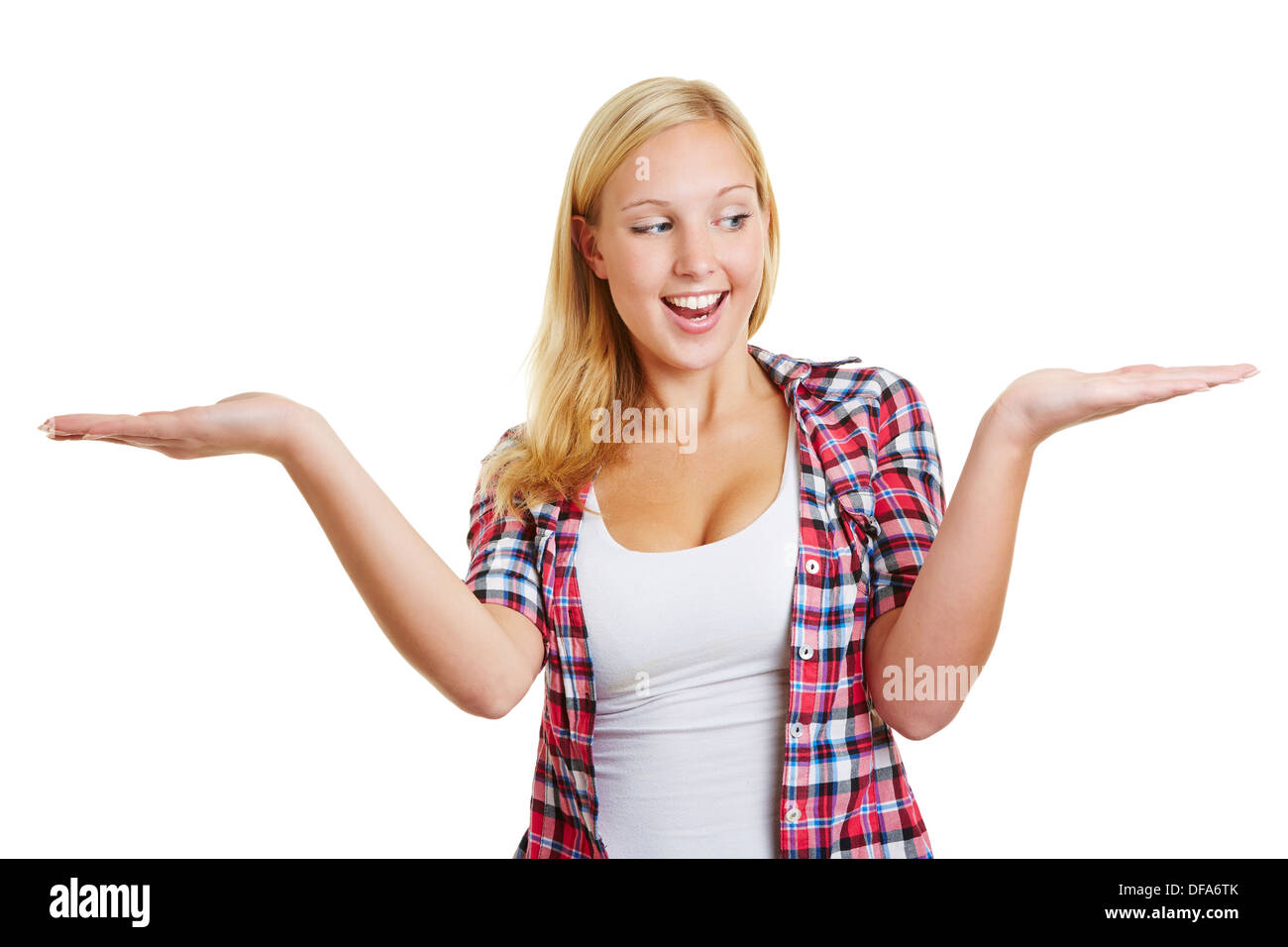 Glückliche junge Frau hält beide Hände öffnen, um unsichtbare Produkte vergleichen Stockfoto