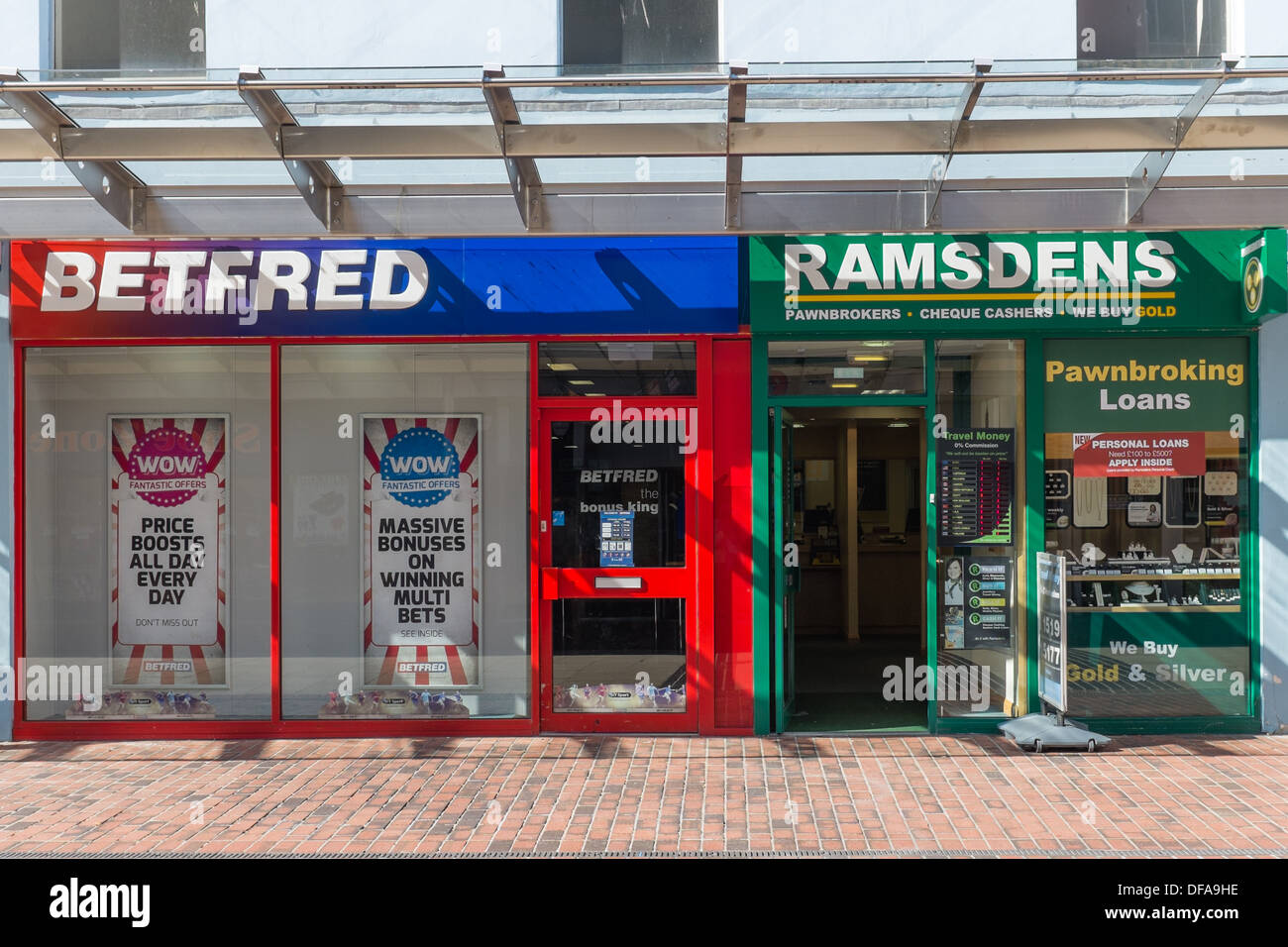 BETFRED Buchmacher und RAMSDENS Bauer Makler nebeneinander im Zentrum von Llanelli, Carmarthenshire, Wales UK Stockfoto