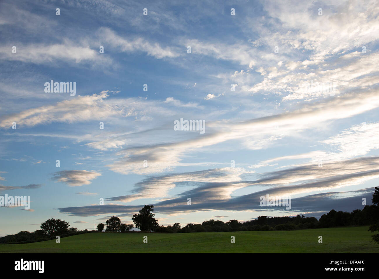 Linsenförmige Wolken bilden über eine Landschaft in England, UK. Stockfoto
