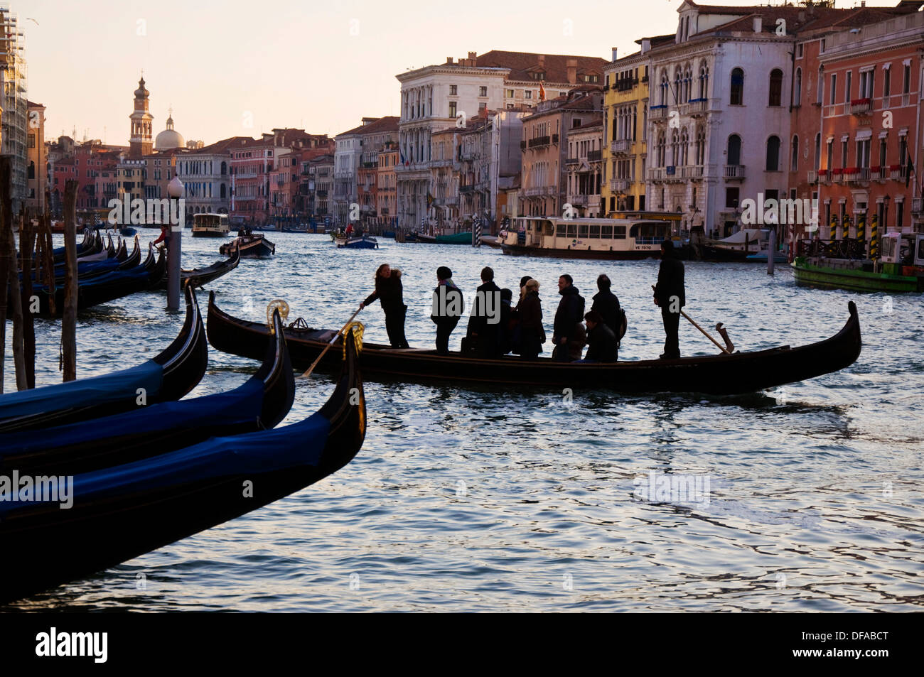 Menschen vor Ort pendeln zur Arbeit am Canal Grande in Venedig Italien Stockfoto