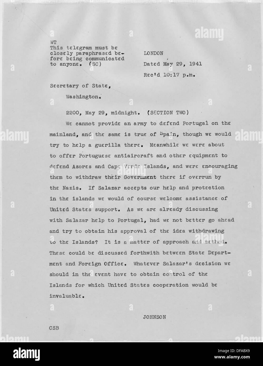Ein historisches Bild, in dem Winston Churchill eine Nachricht oder einen Brief an Präsident Franklin D. Roosevelt sendet, in dem die starke Führung und diplomatische Kommunikation zwischen dem britischen Premierminister und dem US-Präsidenten während des Zweiten Weltkriegs widerspiegelt Stockfoto