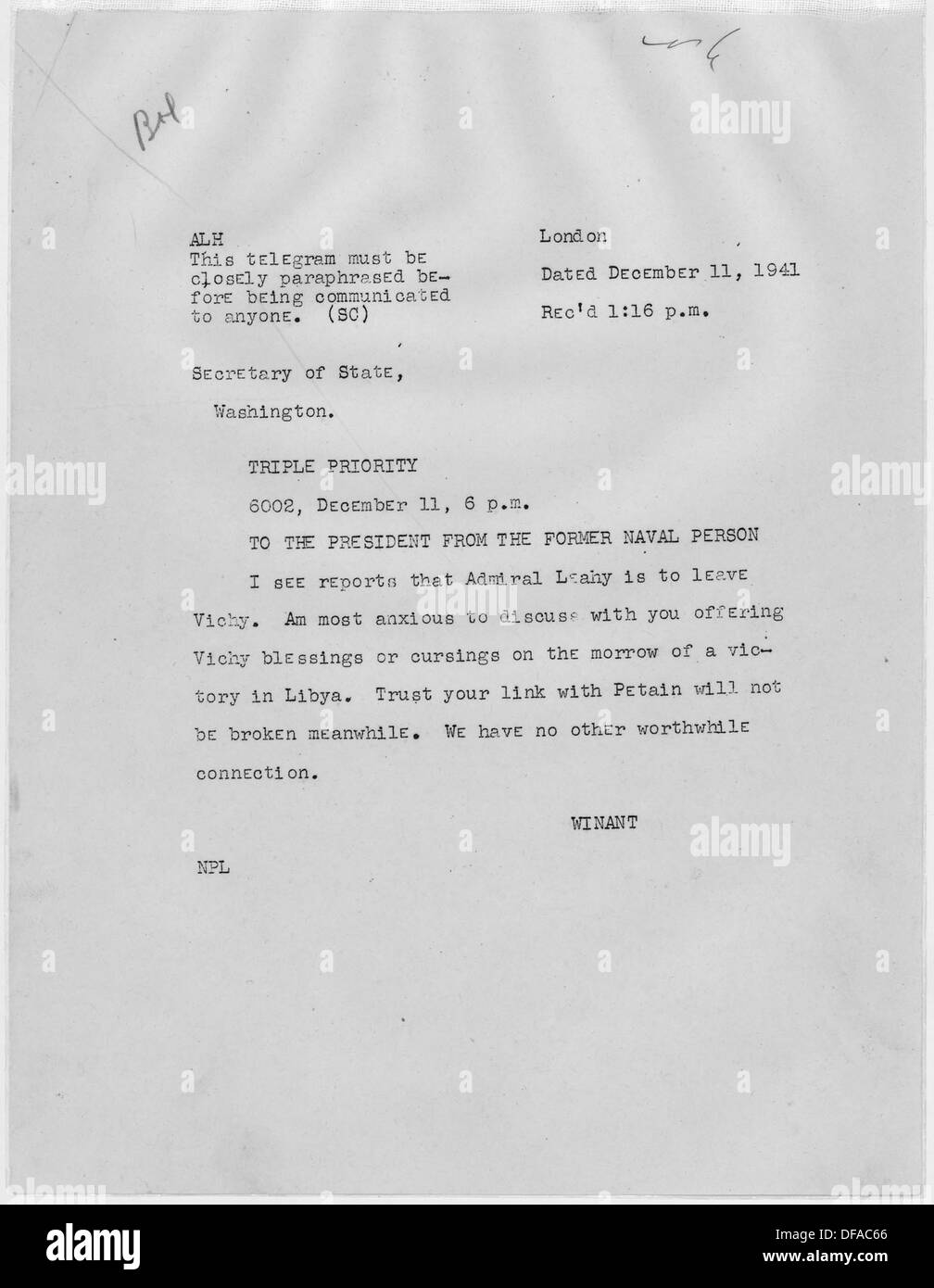 Ein Brief von Winston Churchill an Präsident Franklin D. Roosevelt, in dem die Kommunikation zwischen zwei Führern während des Zweiten Weltkriegs hervorgehoben wird und deren Bündnis im Krieg widerspiegelt. Stockfoto