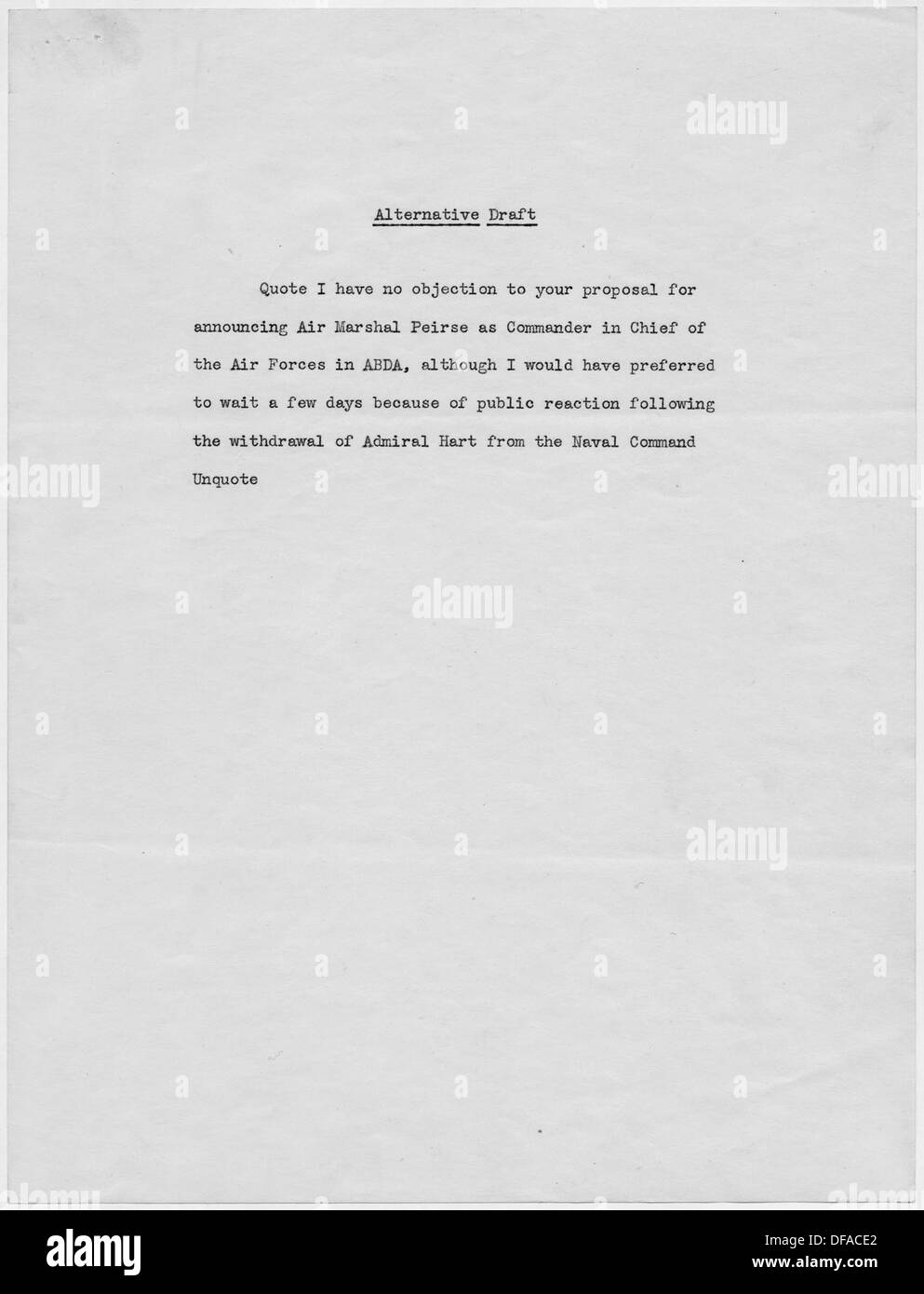 Winston Churchill, britischer Premierminister, kommuniziert mit Franklin D. Roosevelt, dem Präsidenten der Vereinigten Staaten, einer wichtigen diplomatischen Interaktion während des Zweiten Weltkriegs, die die Beziehungen der Alliierten stärkt. Stockfoto