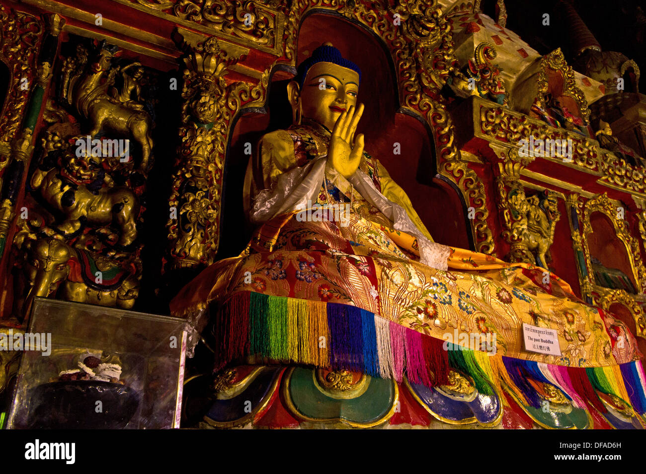 Buddha-Statue mit "Geste der Furchtlosigkeit oder Schutz", furchtlos Mudra, Drepung Kloster, Lhasa, Tibet Stockfoto