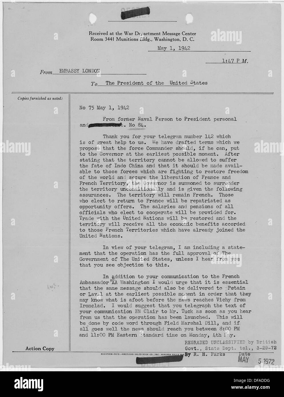 Dieses Dokument zeigt eine Mitteilung von Winston Churchill an Franklin D. Roosevelt, in der die anhaltenden diplomatischen Beziehungen zwischen Großbritannien und den Vereinigten Staaten während des Zweiten Weltkriegs reflektiert werden. Stockfoto