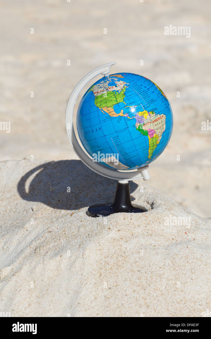 Globus am tropischen Strand, Reisekonzept Stockfoto