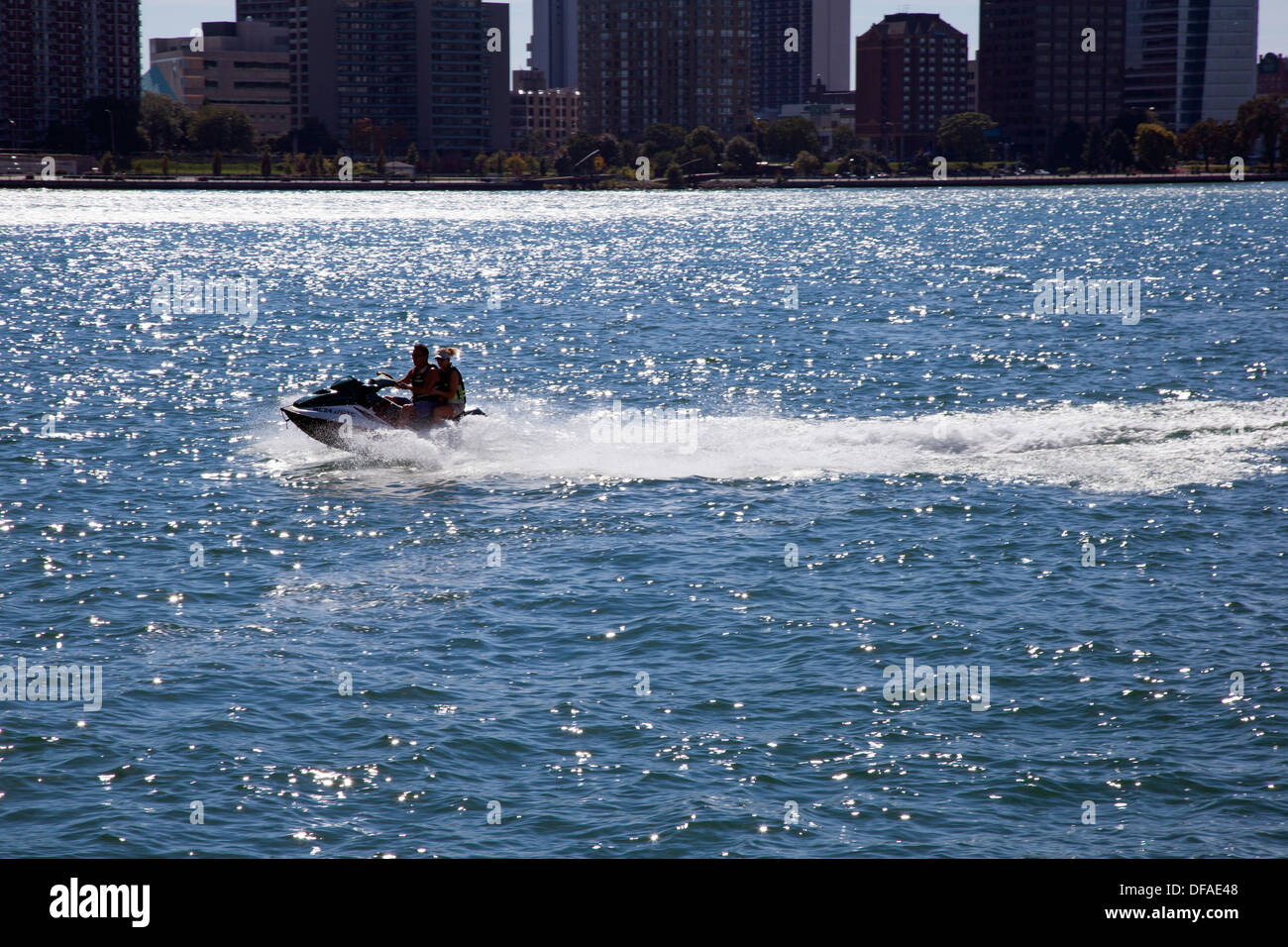 Detroit, Michigan - ein paar Fahrten einen Jet-Ski auf den Detroit River. Im Hintergrund ist Windsor, Ontario. Stockfoto