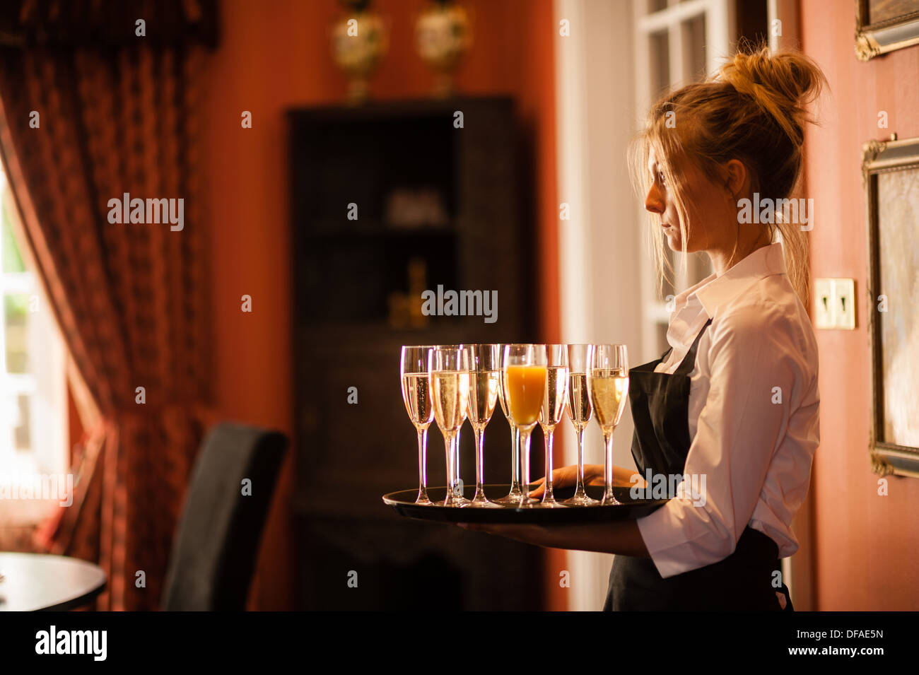 Eine junge Frau arbeiten servieren Getränke bei einer Hochzeit Empfang Partei UK Stockfoto