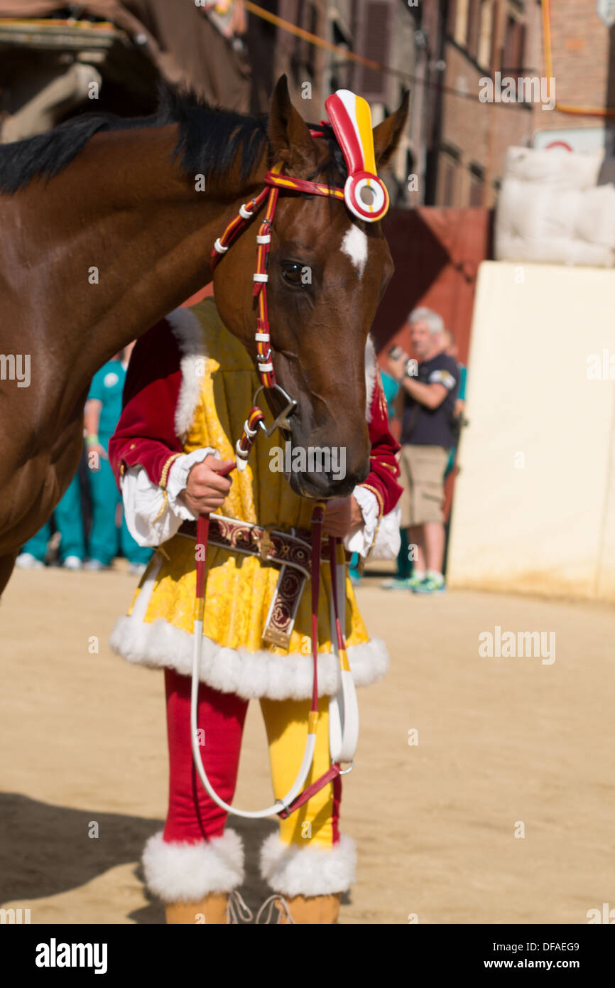 Paraden vor dem Palio-Pferderennen in Il Campo (mittelalterliche Stadtplatz), Siena, Toskana, Italien. Stockfoto