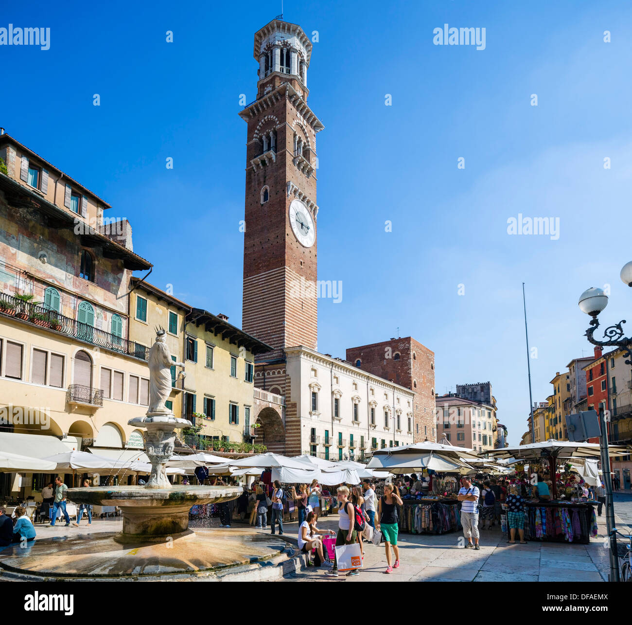 Marktstände auf der Piazza Delle Erbe mit Blick auf den Torre dei Lamberti, Verona, Veneto, Italien Stockfoto