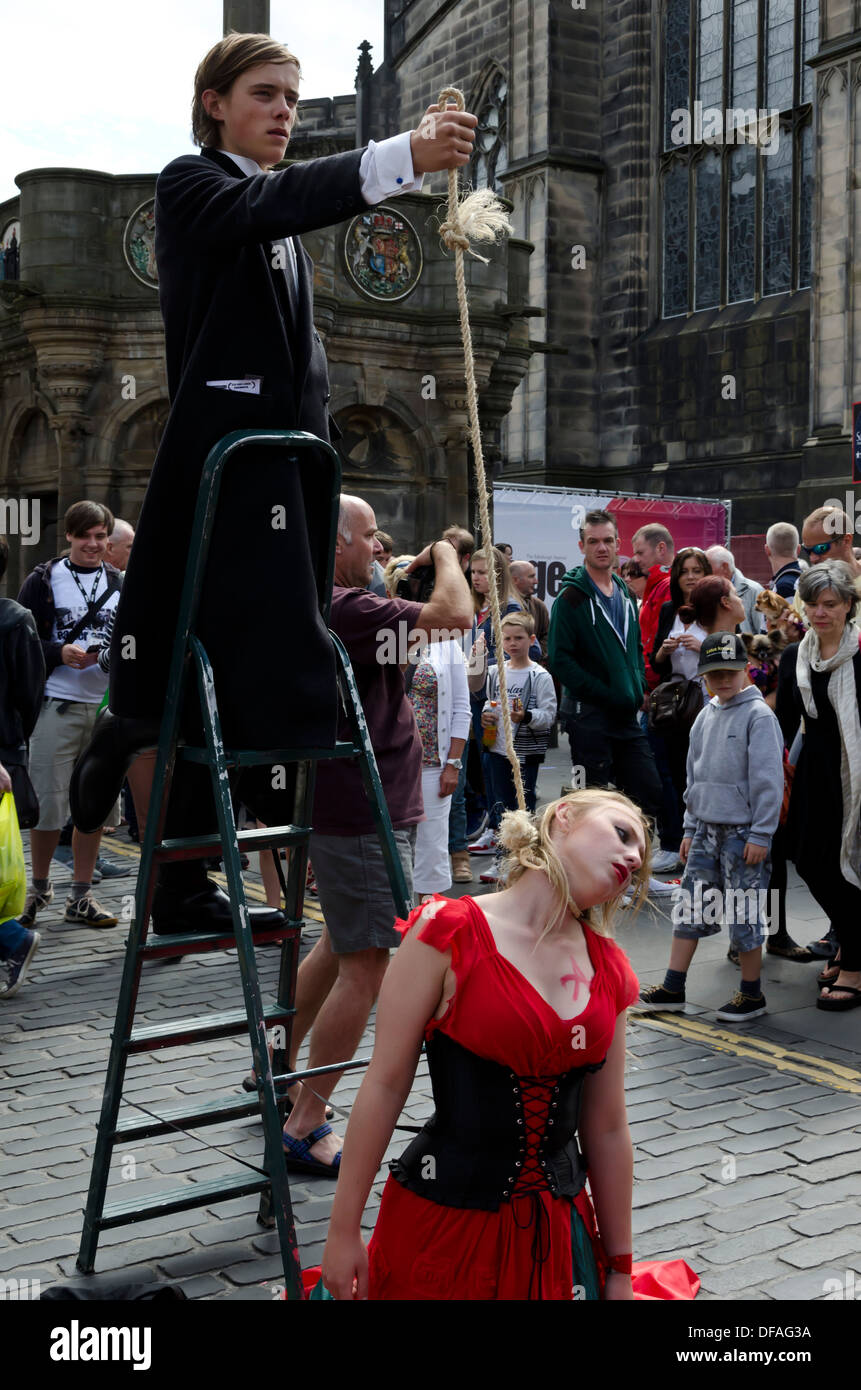Theater-Gruppe zur Förderung ihrer Show (Frau aufgehängt) während dem Festival Fringe in der Royal Mile, Edinburgh, Schottland. Stockfoto
