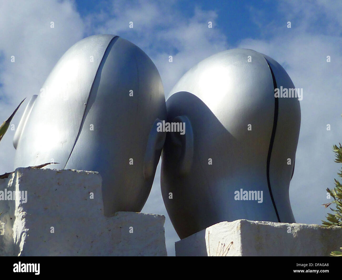 Köpfe auf dem Dach des Hauses von Salvador Dali in Port Lligat bei Cadaqués, Katalonien, Spanien.  Sprechen, hören, hören Stockfoto