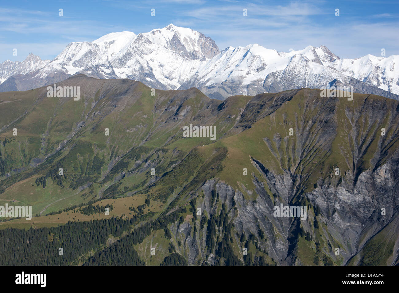 LUFTAUFNAHME. 4810 Meter hoher Mont Blanc, der hinter dem grasbewachsenen Mont Joly steht (Höhe: 2525m). Haute-Savoie, Auvergne-Rhône-Alpes, Frankreich. Stockfoto