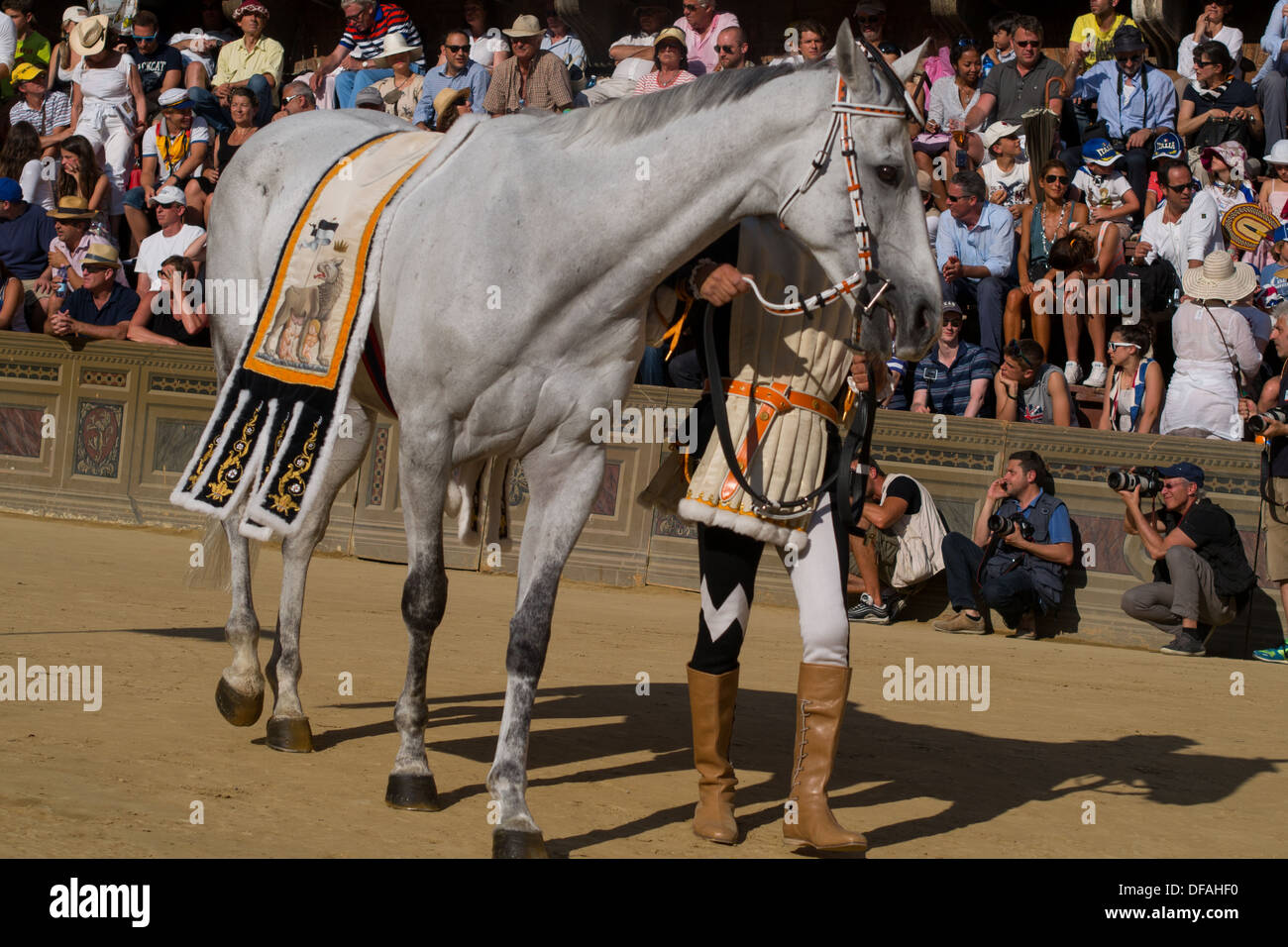 Paraden vor dem Palio-Pferderennen in Il Campo (mittelalterliche Stadtplatz), Siena, Toskana, Italien. Stockfoto