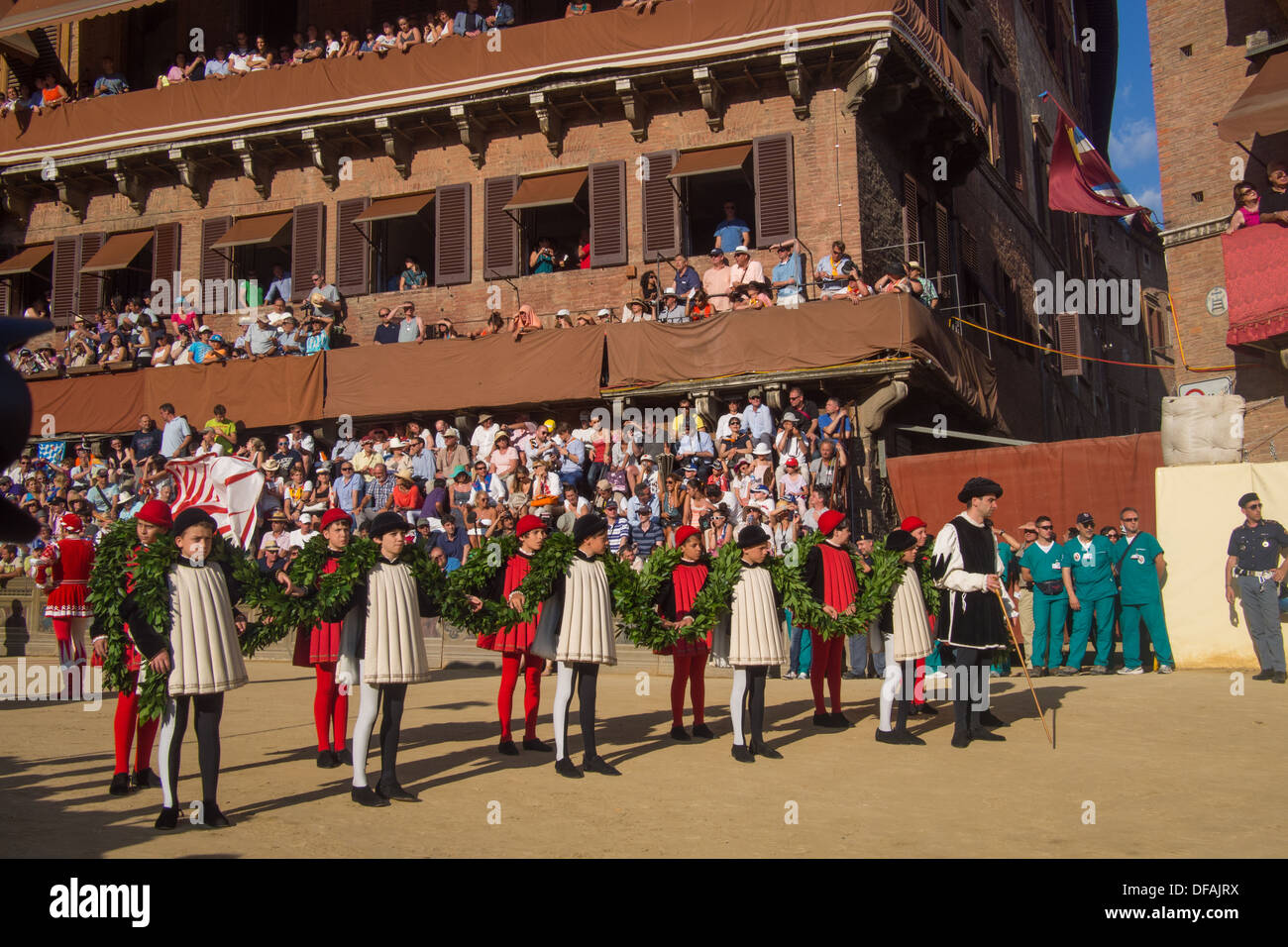 Paraden vor dem Palio-Pferderennen in Il Campo (mittelalterliche Stadtplatz), Siena, Toskana, Italien. Stockfoto