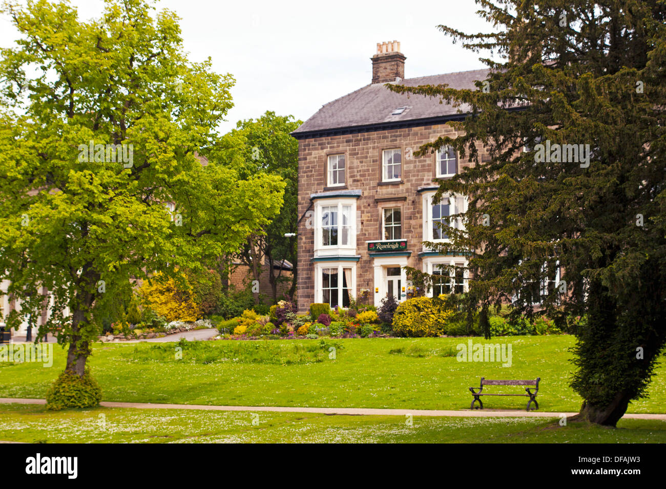 Viktorianische Pensionen auf breiten Spaziergang im Pavillon Garten, Buxton Stockfoto