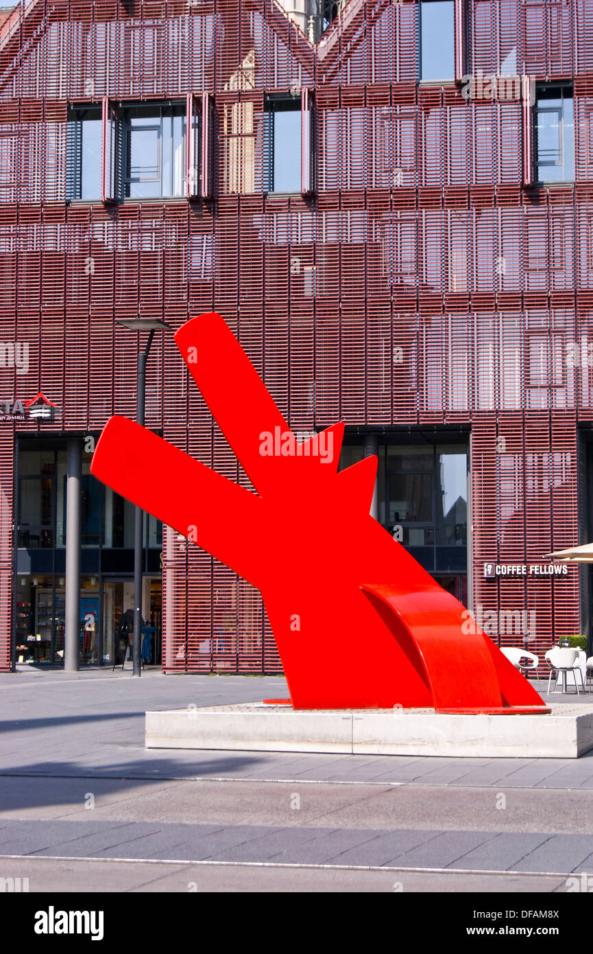 "Red Dog für Landois" Stahl-Skulptur von Keith Haring, 1985, Marktplatz, Ulm, Baden-Württemberg, Deutschland Stockfoto