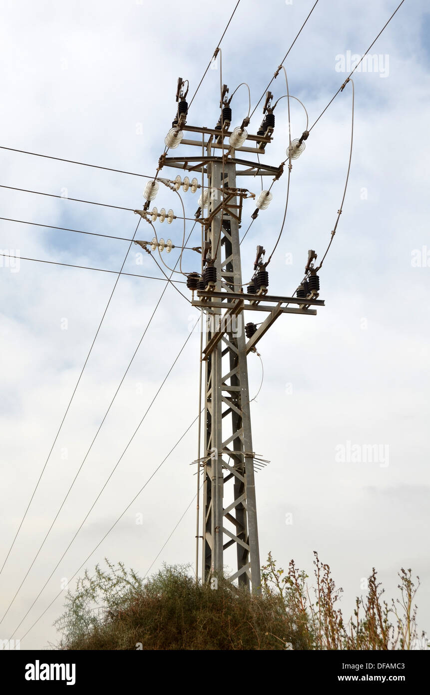 Eine Mittelspannungs-Strommasten / power Pole über bewölktem Himmel Stockfoto