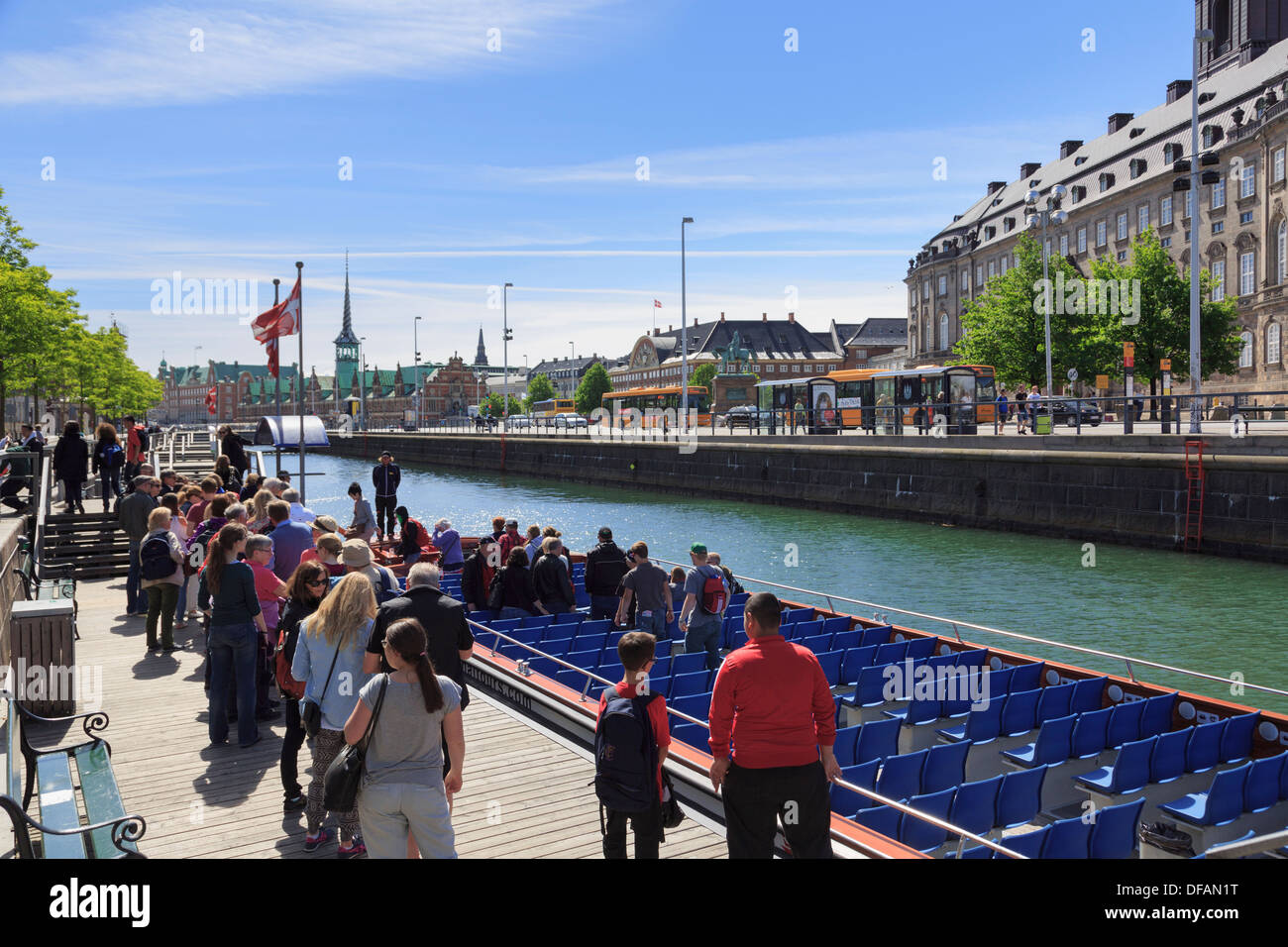 Touristen Grachtenfahrt Boot von Schloss Christiansborg auf Slotsholmen oder Burg Isle in Kopenhagen, Seeland, Dänemark, Skandinavien Stockfoto
