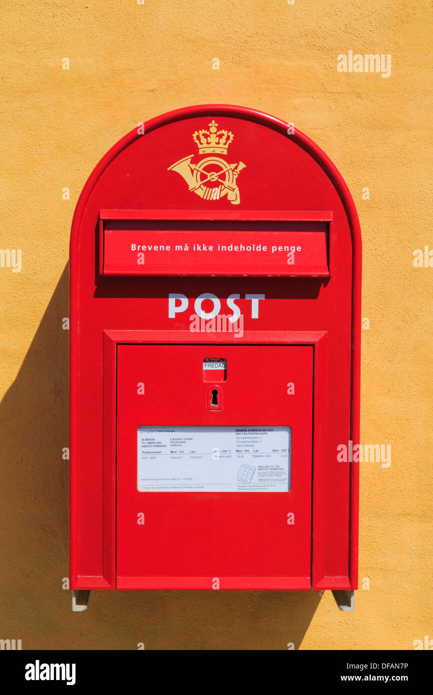 Dänischen roten Briefkasten auf eine gelbe Wand in Dänemark, Skandinavien, Europa Stockfoto