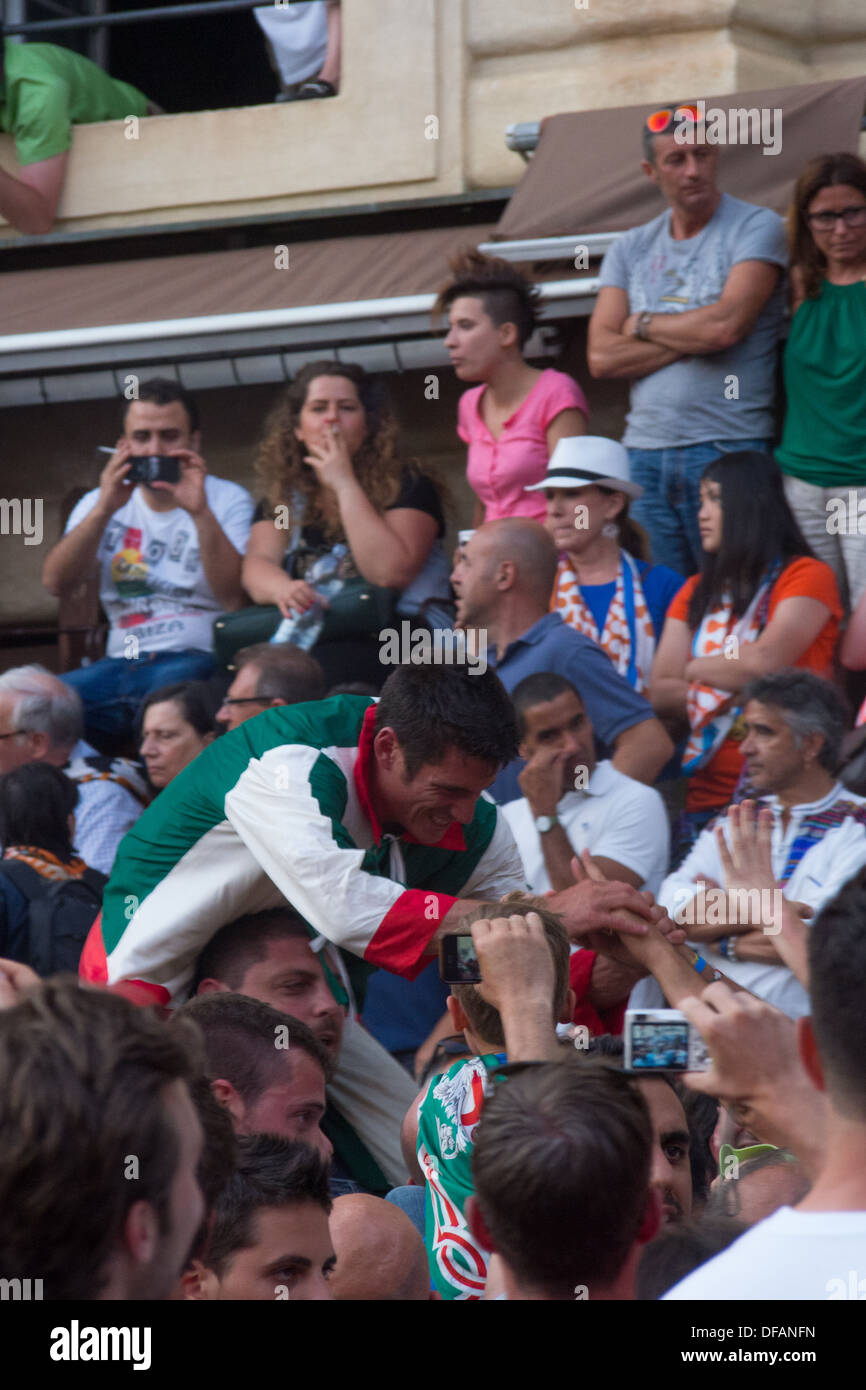 Jockey das Palio-Pferderennen zu gewinnen ist durch die Menschenmenge, Il Campo (mittelalterliche Stadtplatz), Siena, Toskana, Italien gratulierte. Stockfoto