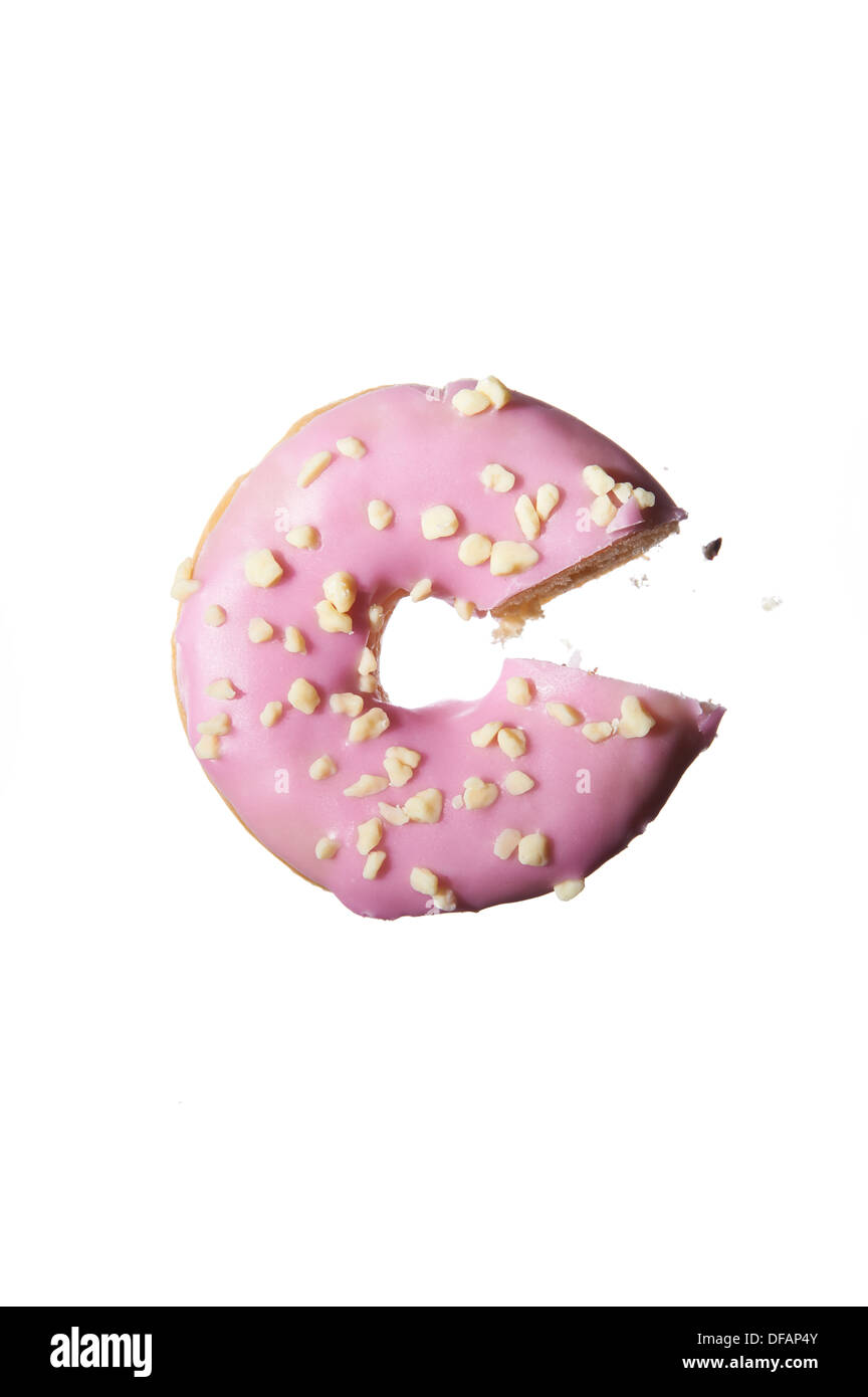 Rosa Geeiste Donut mit Stück fehlt, isolierten auf weißen Hintergrund Stockfoto