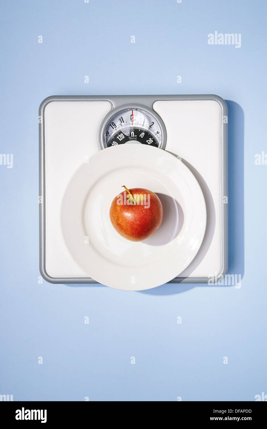 Apple und Platte, platziert auf einer Mess-Skala, Stockfoto