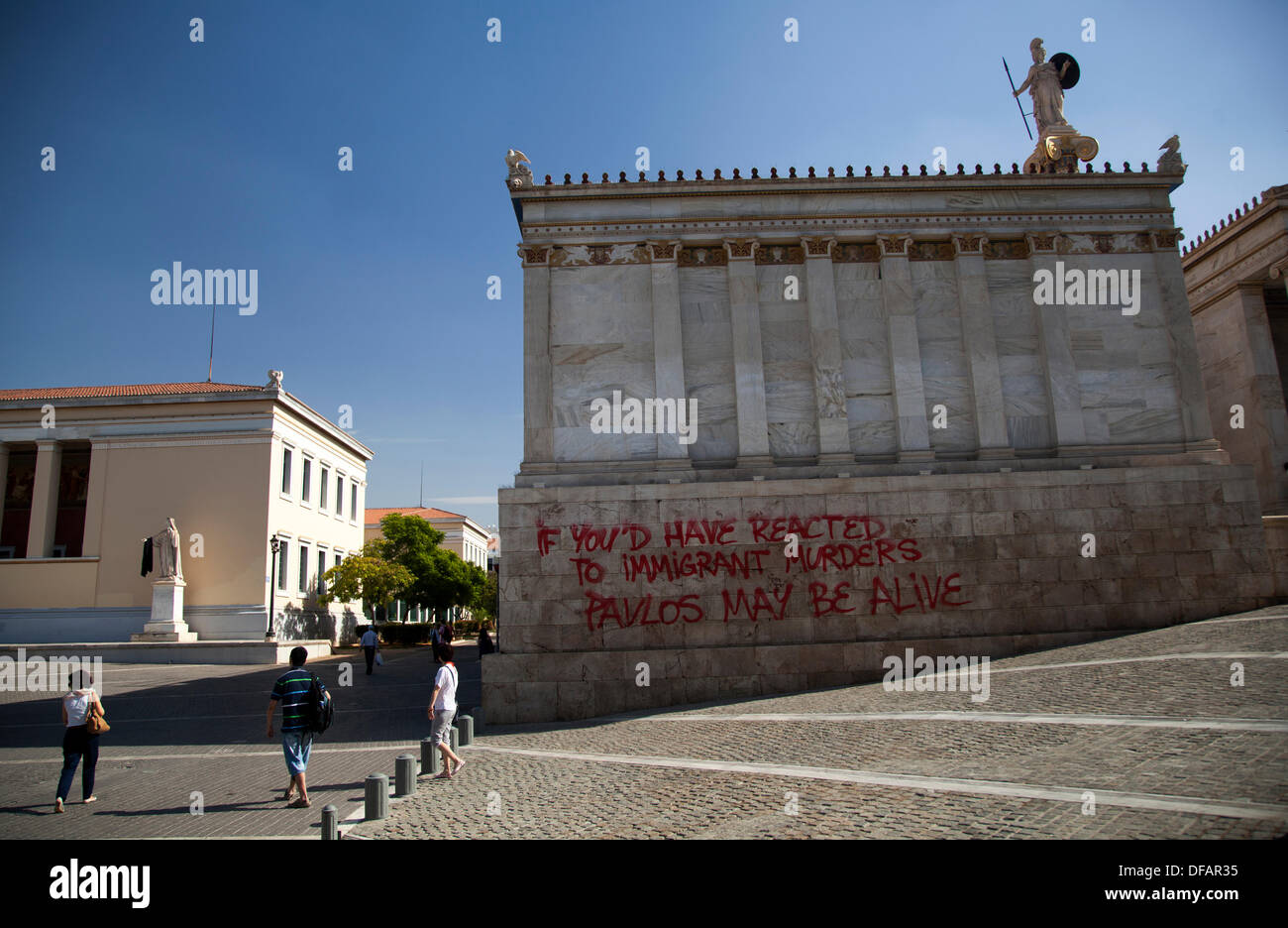 Athen, Griechenland. 30. September 2013. Graffiti auf einem Gebäude der Universität in Athen. Pavlos ist Pavlos Fyssas (10. April 1979 – 18. September 2013), auch bekannt als Killah P, der von Anhängern der Golden Dawn, woraufhin den letzten hartem Durchgreifen der Regierung getötet wurde. Bildnachweis: Benjamin Choquette/Alamy Live-Nachrichten Stockfoto