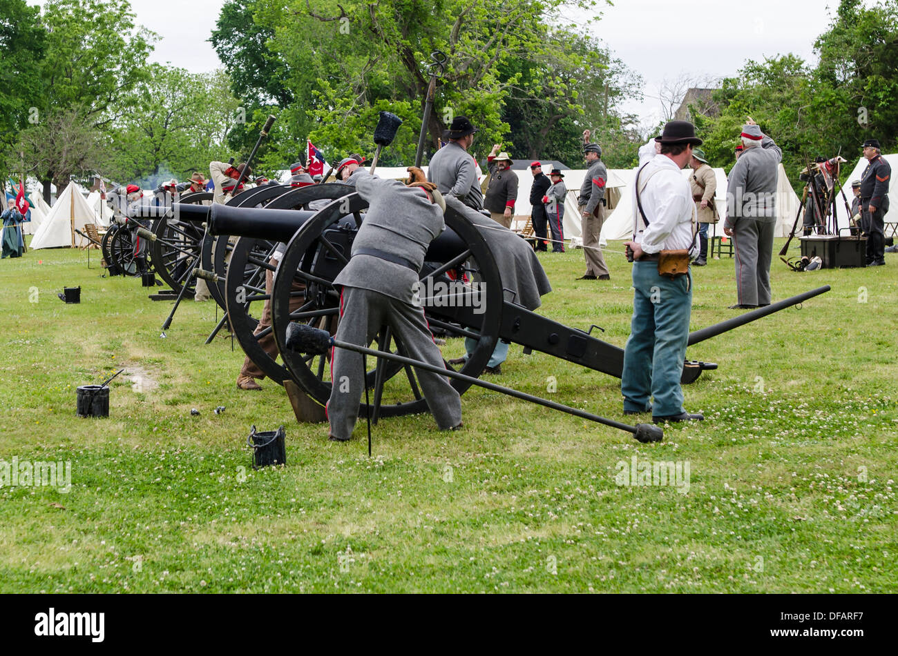 Konföderierten Sie Artillerie Einheit Kanone Aktion Thunder auf Roanoke American Civil War Reenactment Plymouth, North Carolina, USA. Stockfoto