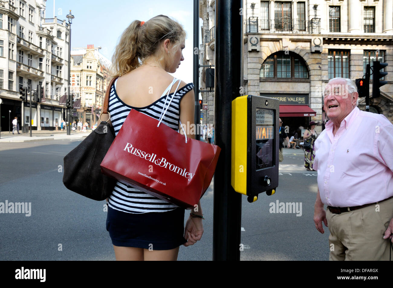 London, England, Vereinigtes Königreich. Junge Frau im Gespräch mit älteren Mann in Piccadilly Stockfoto