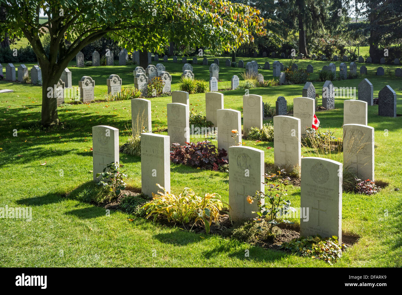WW1 britischen und deutschen Gräber auf dem ersten Weltkrieg ein St Symphorien Friedhof von Saint-Symphorien in der Nähe von Mons, Hainaut, Belgien Stockfoto