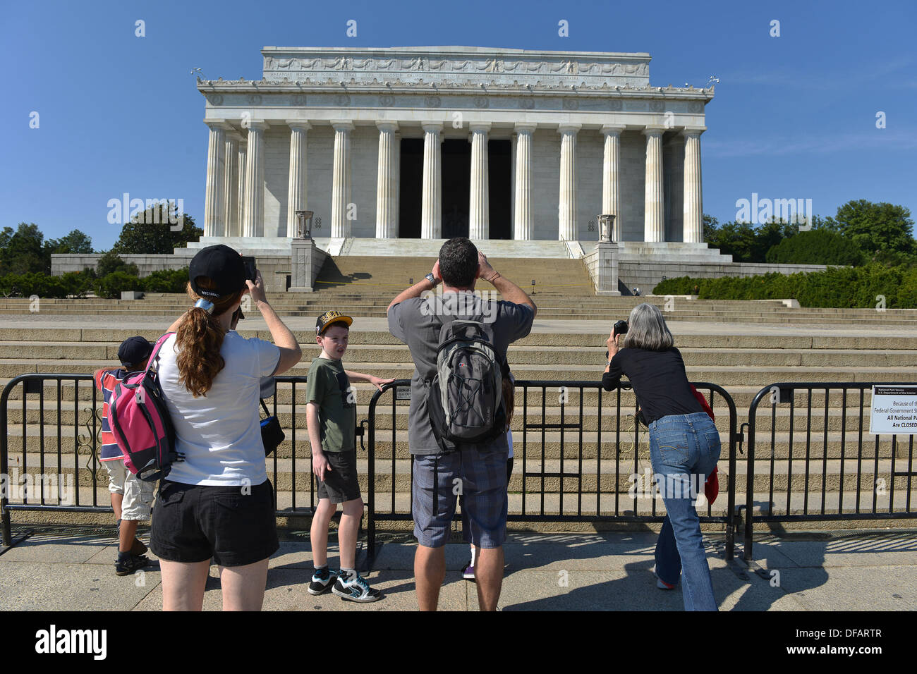 Washington, DC, USA. 1. Oktober 2013. Besucher nehmen und posieren für Fotos vor dem Lincoln Memorial, am ersten Tag der Bundesregierung Herunterfahren verursacht durch eine Sackgasse auf dem Capitol Hill für Besucher geschlossen. Bildnachweis: Jay Mallin/ZUMAPRESS.com/Alamy Live-Nachrichten Stockfoto