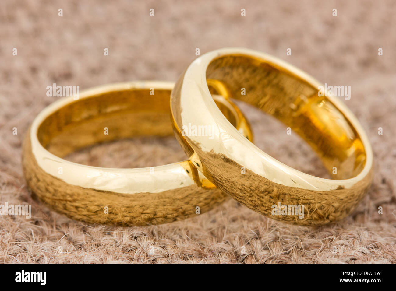 Paar goldene Hochzeit Ringe auf der Leinwand Stockfotografie - Alamy